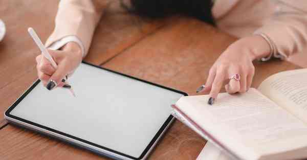 智能机器人读古诗，朗读机器人APP